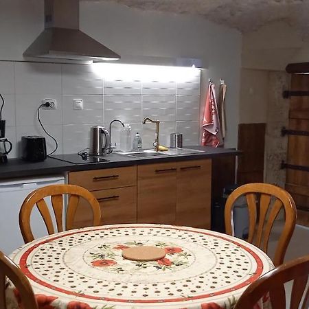 Gite-Civray-De-Touraine Troglo De Denise Bagian luar foto