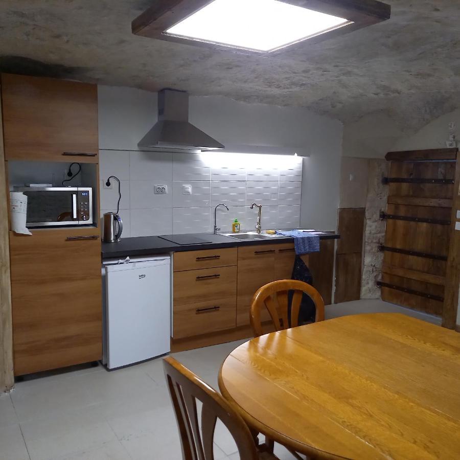 Gite-Civray-De-Touraine Troglo De Denise Bagian luar foto